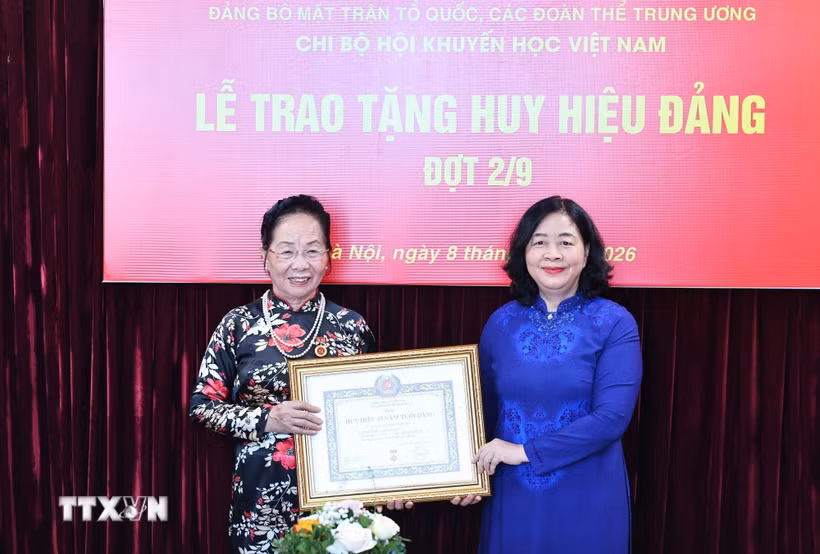 Đồng chí Bùi Thị Minh Hoài, Ủy viên Bộ Chính trị, Bí thư Trung ương Đảng, Chủ tịch Ủy ban Trung ương Mặt trận Tổ quốc Việt Nam trao tặng Huy hiệu 45 năm tuổi Đảng cho Giáo sư-Tiến sỹ Nguyễn Thị Doan, nguyên Phó Chủ tịch nước, Phó Chủ tịch không chuyên trách Ủy ban Trung ương MTTQ Việt Nam, Chủ tịch Hội Khuyến học Việt Nam. (Ảnh: Minh Đức/TTXVN)