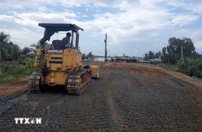 Thi công dự án đầu tư xây dựng đường Hồ Chí Minh, đoạn Rạch Sỏi-Bến Nhất, Gò Quao-Vĩnh Thuận trên địa bàn tỉnh An Giang. (Ảnh: TTXVN phát)