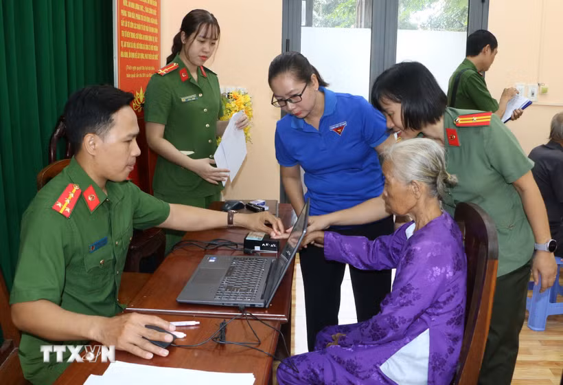 Thực hiện thủ tục thu nhận mẫu sinh phẩm ADN thân nhân liệt sỹ tại Trụ sở Công an phường Vị Tân, thành phố Cần Thơ. (Ảnh: Duy Khương/TTXVN)