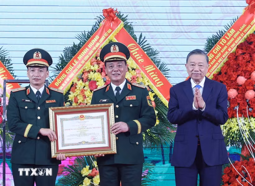 Tổng Bí thư, Chủ tịch nước Tô Lâm trao Danh hiệu Anh hùng Lực lượng Vũ trang Nhân dân tặng Bộ Tư lệnh Thủ đô Hà Nội. (Ảnh: Thống Nhất/TTXVN)