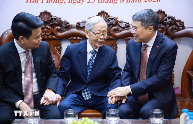 Thủ tướng Lê Minh Hưng đến thăm đảng viên lão thành Đoàn Thế Đính, Chi bộ Tổ dân phố Quang Trung, Đảng bộ phường Hồng Bàng, thành phố Hải Phòng. (Ảnh: Dương Giang/TTXVN)