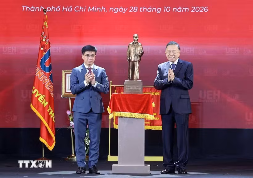 Tổng Bí thư, Chủ tịch nước Tô Lâm trao tặng bức tượng Chủ tịch Hồ Chí Minh cho Đại học Kinh tế Thành phố Hồ Chí Minh. (Ảnh: Thống Nhất/TTXVN)