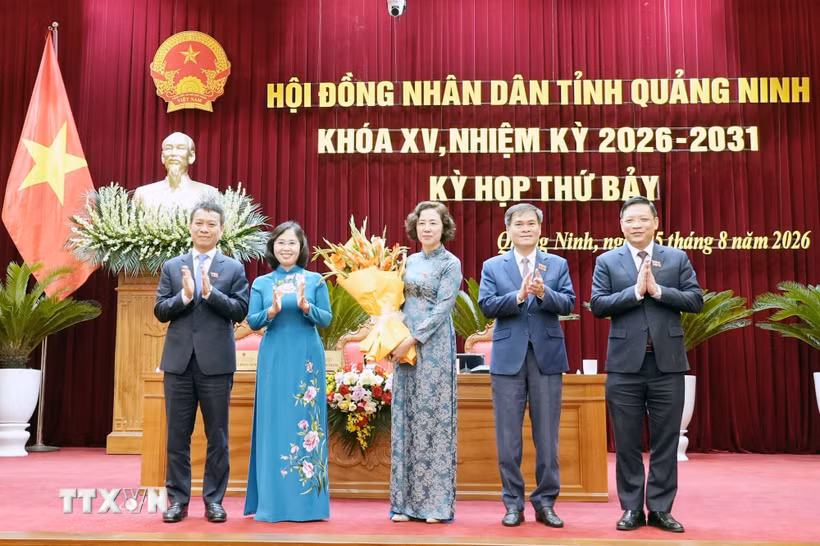 Lãnh đạo Hội đồng Nhân dân, Ủy ban Nhân dân tỉnh Quảng Ninh tặng hoa chúc mừng bà Vũ Thị Mai Anh (thứ 3 từ phải sang). (Ảnh: Văn Đức/TTXVN)