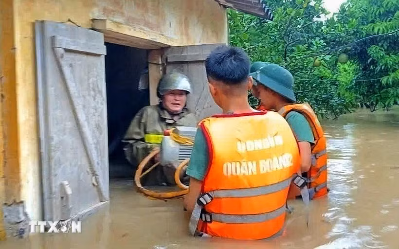 Cán bộ, chiến sỹ Sư đoàn 325 hỗ trợ nhân dân trên địa bàn phường Chũ. (Ảnh: Danh Lam/TTXVN)