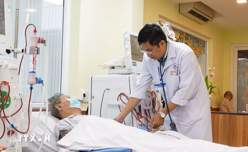 Bác sỹ Bệnh viện Thống Nhất Thành phố Hồ Chí Minh kiểm tra bệnh nhân chạy thận nhân tạo. (Ảnh: Đinh Hằng/TTXVN)