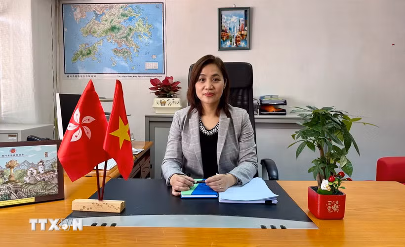 Bà Vũ Thị Thúy, Phó Tổng lãnh sự, Trưởng Thương vụ Việt Nam tại Hong Kong trả lời phỏng vấn của TTXVN. (Ảnh: Mạc Luyện/TTXVN)