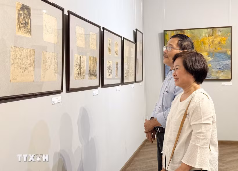 Du khách tham quan trưng bày tại Bảo tàng Mỹ thuật Thành phố Hồ Chí Minh. (Ảnh: Thu Hương/TTXVN)