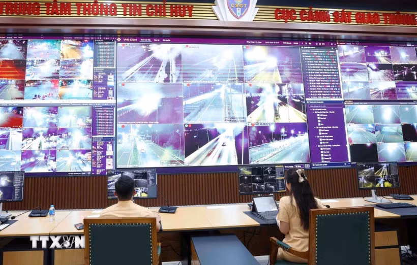 Thông qua hệ thống camera giám sát trên cao tốc và tích hợp thêm AI, Trung tâm thông tin chỉ huy Cục Cảnh sát giao thông có thể tự động nhận diện vi phạm giao thông. (Ảnh: Chu Thanh Vân/TTXVN)
