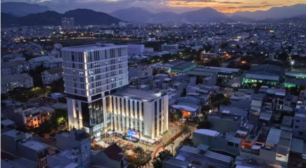 Tòa nhà mới của FPT Polytechnic được xây dựng với 13 tầng nổi và một tầng hầm, tổng diện tích sàn hơn 14.000m², sức chứa gần 10.000 sinh viên.