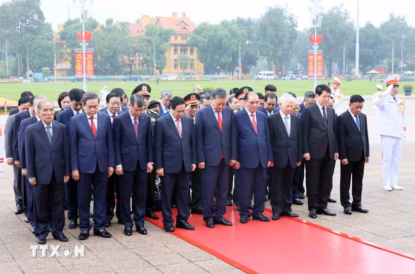 Các đồng chí lãnh đạo, nguyên lãnh đạo Đảng, Nhà nước tưởng nhớ Chủ tịch Hồ Chí Minh. (Ảnh: An Đăng/TTXVN)