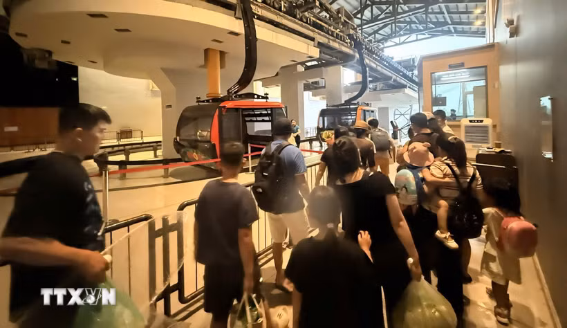 Du khách lên cáp treo tại Ga Cát Hải-Phù Long, Đặc khu Cát Hải. (Ảnh: TTXVN phát)