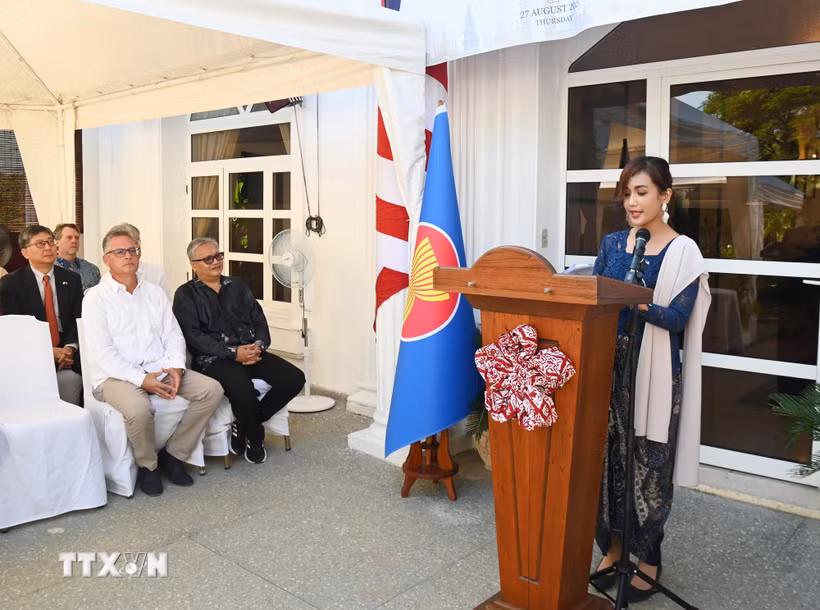 Đại biện lâm thời của Đại sứ quán Malaysia, Klarissa Low, nhấn mạnh tinh thần đoàn kết của ASEAN. (Ảnh: Việt Hùng/TTXVN)