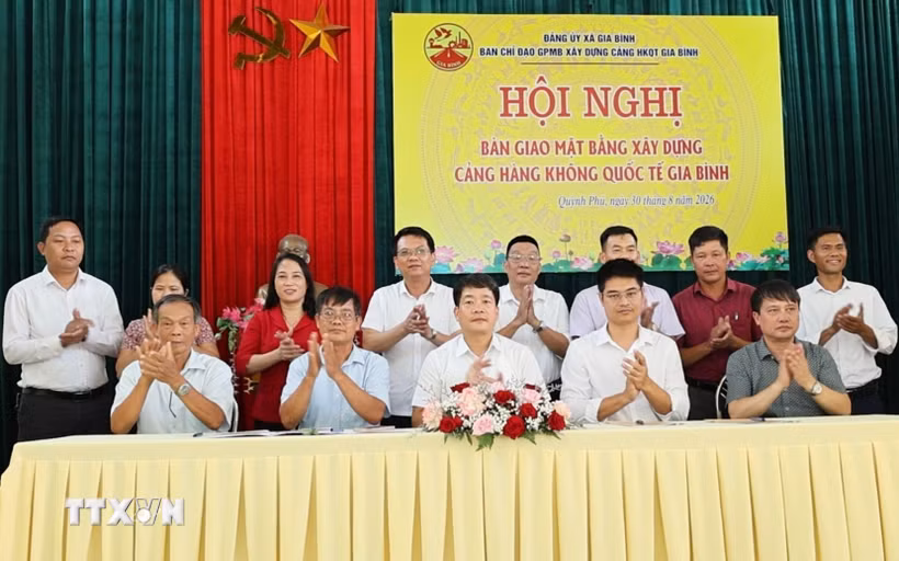 Các đại biểu ký kết bàn giao mặt bằng cho nhà đầu tư. (Ảnh: Thái Hùng/TTXVN)
