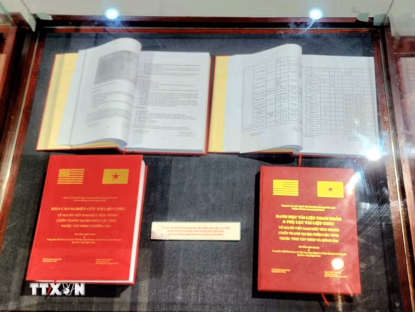Báo cáo nghiên cứu tài liệu về người Việt Nam mất tích trong chiến tranh tại địa phận Lộc Ninh được VWAI trao cho cơ quan chức năng của Việt Nam. (Ảnh: Chu Thanh Vân/TTXVN)