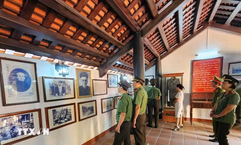 Khách tham quan Nhà lưu niệm cụ Huỳnh Thúc Kháng tại xã Thạnh Bình (thành phố Đà Nẵng). (Ảnh: Trần Tĩnh/TTXVN)