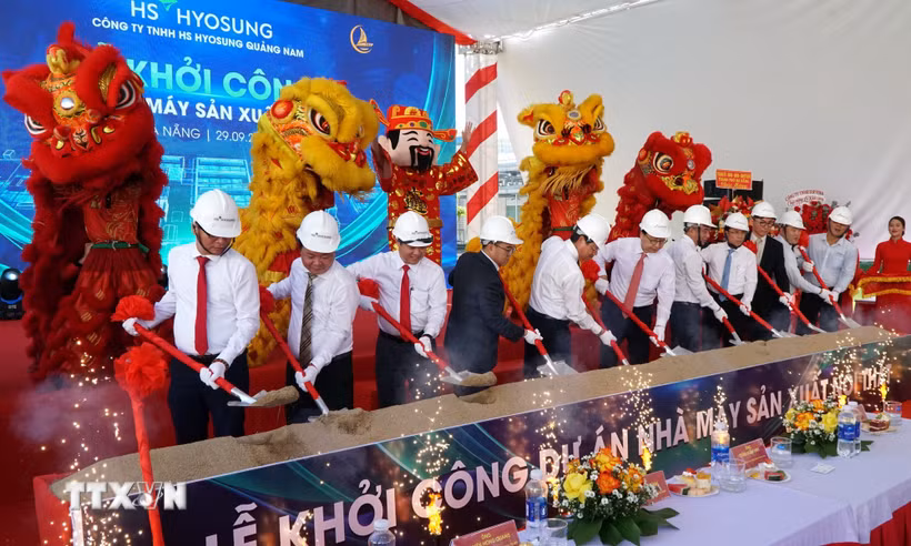 Các đại biểu thực hiện nghi thức khởi công dự án. (Ảnh: Quốc Dũng/TTXVN)