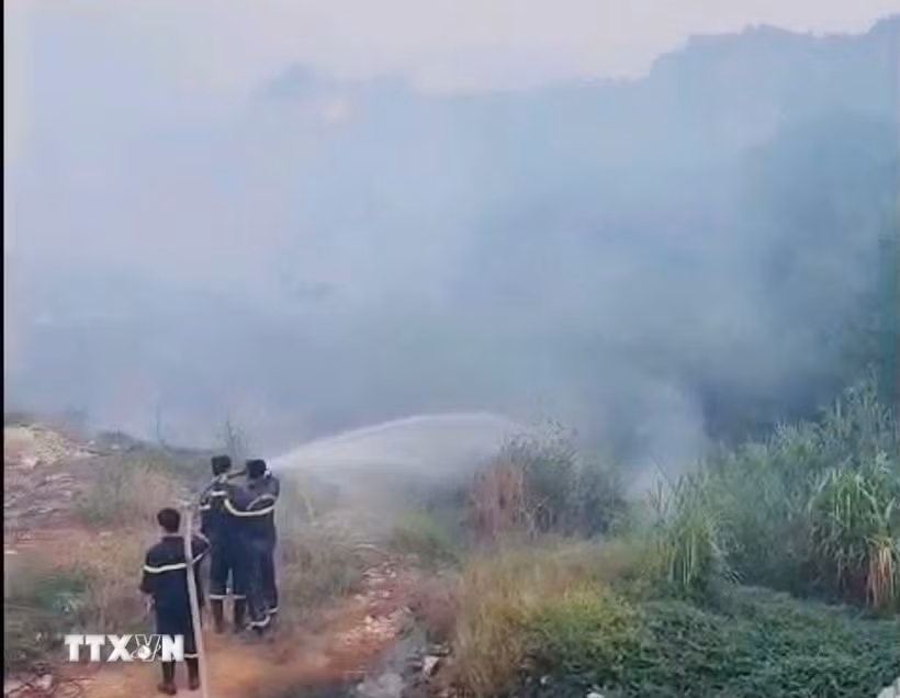 Công an phường phối hợp với Đội Phòng cháy, chữa cháy và cứu nạn, cứu hộ xử lý, hạn chế nguy cơ cháy lan và kéo dài. (Ảnh: Nguyễn Thảo/TTXVN)