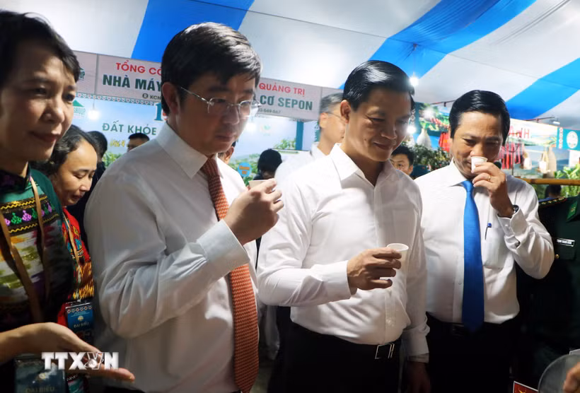 Lãnh đạo tỉnh Quảng Trị tham quan các gian hàng và thưởng thức hương vị càphê Khe Sanh. (Ảnh: Tường Vi/TTXVN)