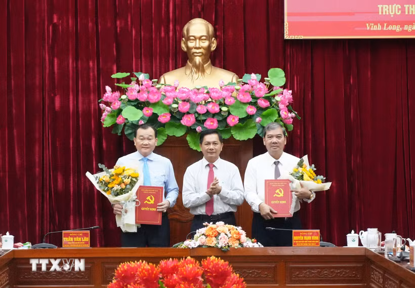 Bí thư Tỉnh ủy Vĩnh Long Trần Văn Lâu trao quyết định và tặng hoa chúc mừng 2 Đảng bộ được thành lập. (Ảnh: Phạm Minh Tuấn/TTXVN)