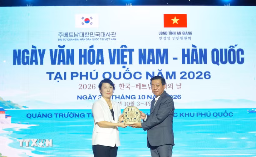 Lãnh đạo Sở Văn hóa và Thể thao tỉnh An Giang tặng quà cho bà Park Chan A, Bí thư thứ nhất Đại sứ quán Hàn Quốc tại Việt Nam, kiêm Giám đốc Trung tâm Văn hóa Hàn Quốc. (Ảnh: Văn Sĩ/TTXVN)