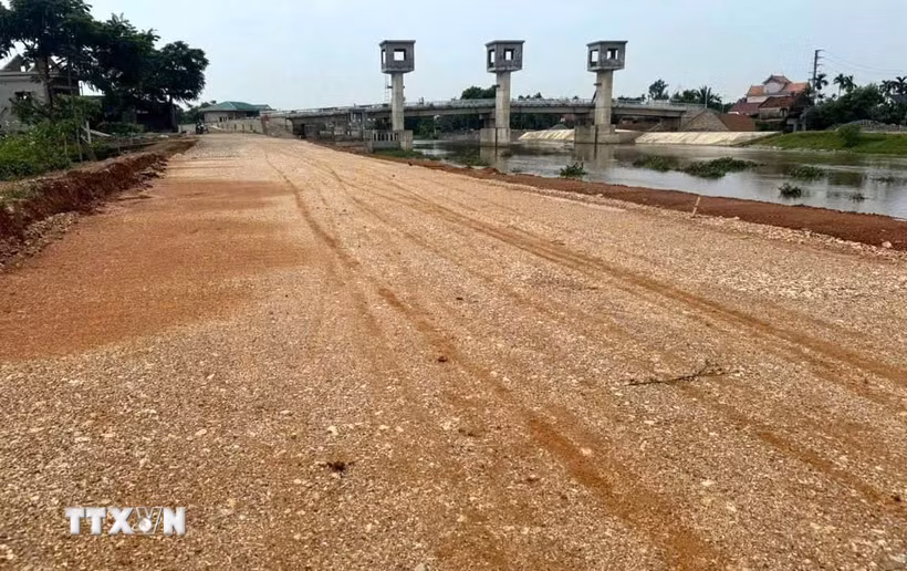 Đoạn tiếp nối với dự án Nâng cấp hệ thống thủy lợi sông Lèn và sông Hoàng Mai (KEXIM1) đã xảy ra sự cố sạt lở khoảng 100m đê tả sông Càn. (Ảnh: Khiếu Tư/TTXVN)