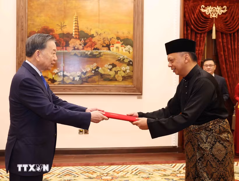 Tổng Bí thư, Chủ tịch nước Tô Lâm tiếp Đại sứ Malaysia Jamal Sharifuddin Bin Johan. (Ảnh: Thống Nhất/TTXVN)