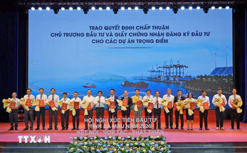 Lãnh đạo Ủy ban Nhân dân tỉnh Cà Mau trao quyết định chấp thuận chủ trương đầu tư và giấy chứng nhận đăng ký đầu tư cho các dự án trọng điểm. (Ảnh: Huỳnh Anh/TTXVN)
