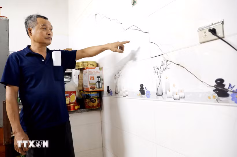Căn nhà rộng 80m2, cao 2 tầng 1 tum của ông Bùi Công Huyên thôn Thụy Hà, xã Thái Thụy, tỉnh Hưng Yên xuất hiện nhiều vết nứt trùng với thời điểm thi công tuyến đường bộ ven biển đoạn qua tỉnh Hưng Yên. (Ảnh: Thế Duyệt/TTXVN)