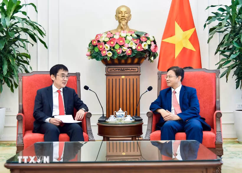 Thứ trưởng Bộ Ngoại giao Ngô Lê Văn tiếp Chủ tịch Viện Nghiên cứu Kinh tế ASEAN-Đông Á (ERIA) Watanabe Tetsuya. (Ảnh: TTXVN)
