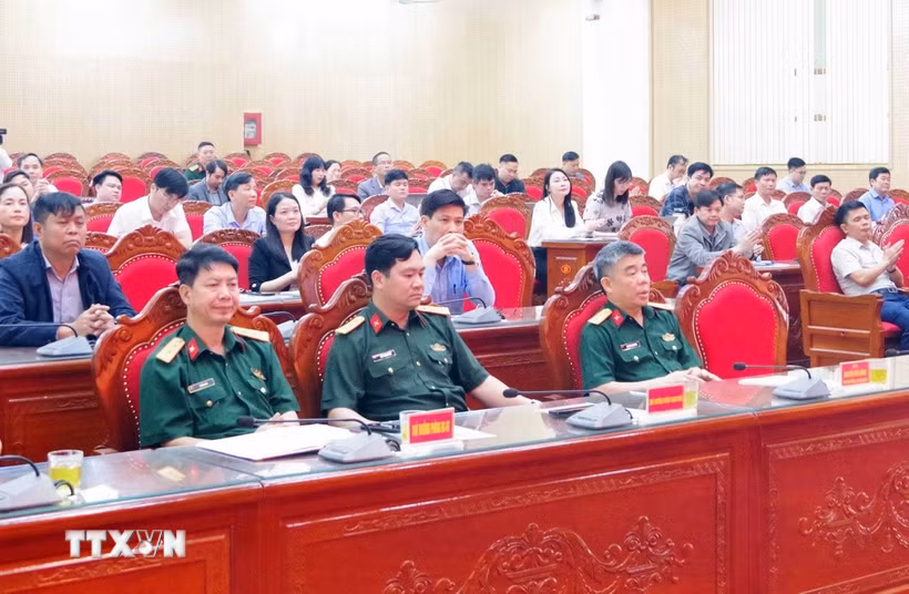 Một lớp bồi dưỡng kiến thức quốc phòng và an ninh. (Ảnh: Hoàng Hùng/TTXVN)