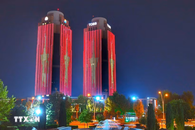 Tòa tháp đôi của Liên đoàn các Phòng Thương mại và Sở Giao dịch Hàng hóa Thổ Nhĩ Kỳ (TOBB) tại Ankara rực rỡ hình ảnh cờ đỏ sao vàng. (Ảnh: ĐSQ Việt Nam tại Thổ Nhĩ Kỳ/TTXVN phát)