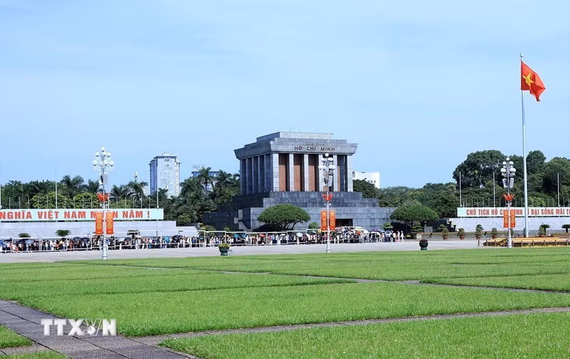 Đông đảo người dân vào viếng Lăng Chủ tịch Hồ Chí Minh dịp Quốc khánh. (Ảnh: Tuấn Anh/TTXVN)