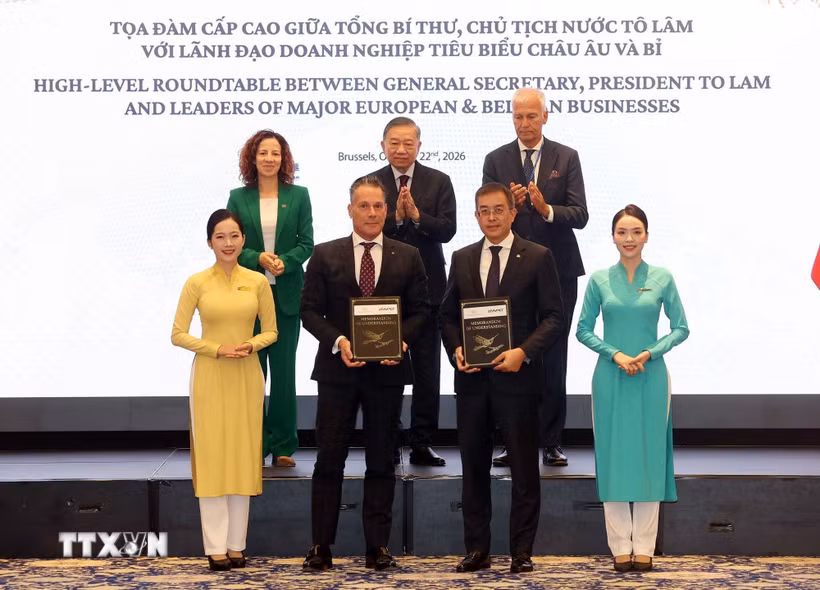 Tổng Bí thư, Chủ tịch nước Tô Lâm chứng kiến trao thỏa thuận hợp tác giữa các doanh nghiệp. (Ảnh: Thống Nhất/TTXVN)