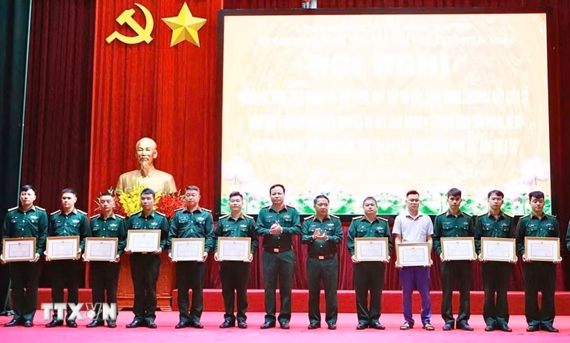 Trao Giấy khen cho các tập thể, cá nhân có thành tích xuất sắc trong thực hiện nhiệm vụ tìm kiếm, quy tập và xác định danh tính hài cốt liệt sỹ. (Ảnh: Nguyễn Oanh/TTXVN)