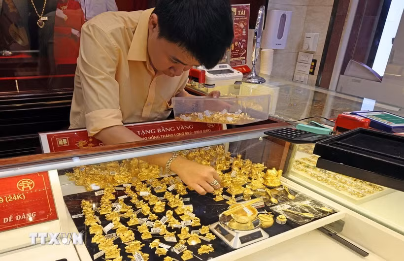 Vàng bày bán tại Công ty vàng Bảo Tín Minh Châu. (Ảnh: Trần Việt/TTXVN)