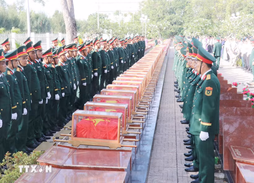 Đơn vị chức năng thực hiện nghi thức lễ an táng các hài cốt liệt sỹ tại Nghĩa trang liệt sỹ thành phố Cần Thơ. (Ảnh: Ngọc Thiện/TTXVN)