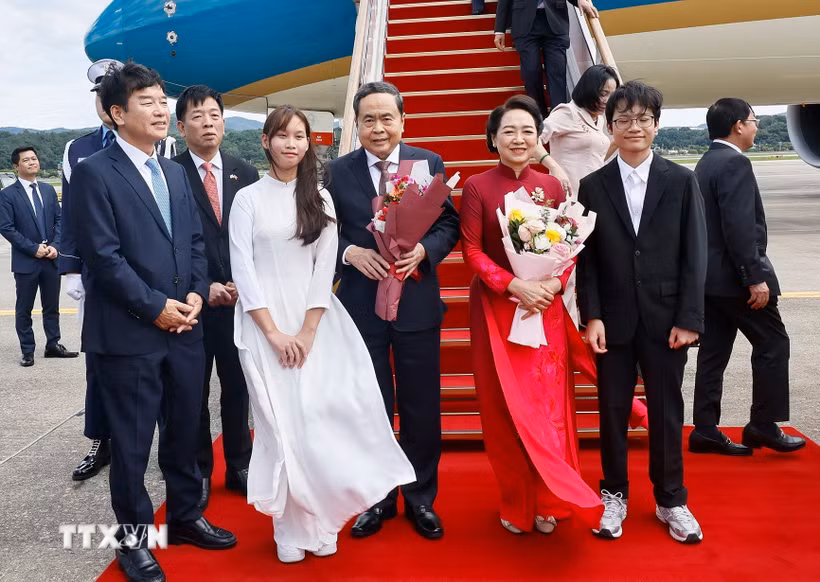 Chủ tịch Quốc hội Trần Thanh Mẫn và Phu nhân đến thủ đô Seoul, bắt đầu thăm chính thức Hàn Quốc. (Ảnh: Doãn Tấn/TTXVN)