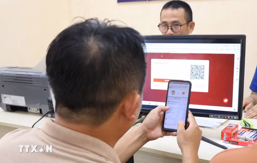 Người dân thực hiện thủ tục hành chính tại Nhà văn hóa số tổ dân phố Cự Lại, phường Thuận An, thành phố Huế. (Ảnh: Văn Dũng/TTXVN)