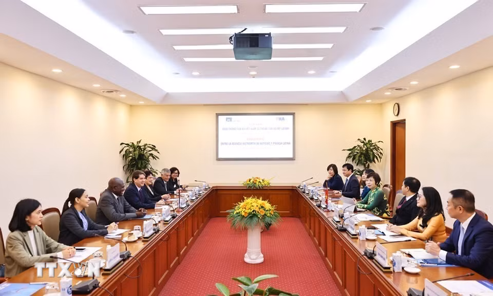 Tổng giám đốc TTXVN Vũ Việt Trang với Chủ tịch Hãng thông tấn Prensa Latina (Cuba) Jorge Leganõa Alonso. (Ảnh: Minh Đức/TTXVN)