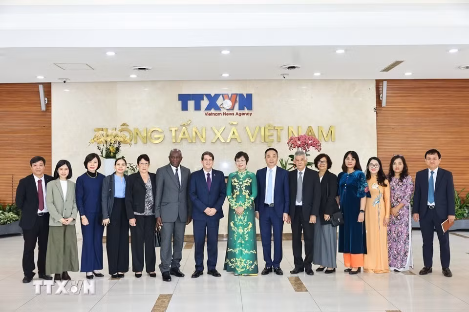 Tổng giám đốc TTXVN Vũ Việt Trang và Chủ tịch Prensa Latina Jorge Leganõa Alonso chụp ảnh chung với đại biểu. (Ảnh: Minh Đức/TTXVN)