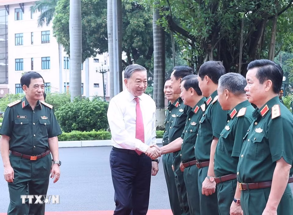 Tổng Bí thư Tô Lâm với lãnh đạo Quân ủy Trung ương, Bộ Quốc phòng và Tổng cục Chính trị Quân đội nhân dân Việt Nam. (Ảnh: Thống Nhất/TTXVN)