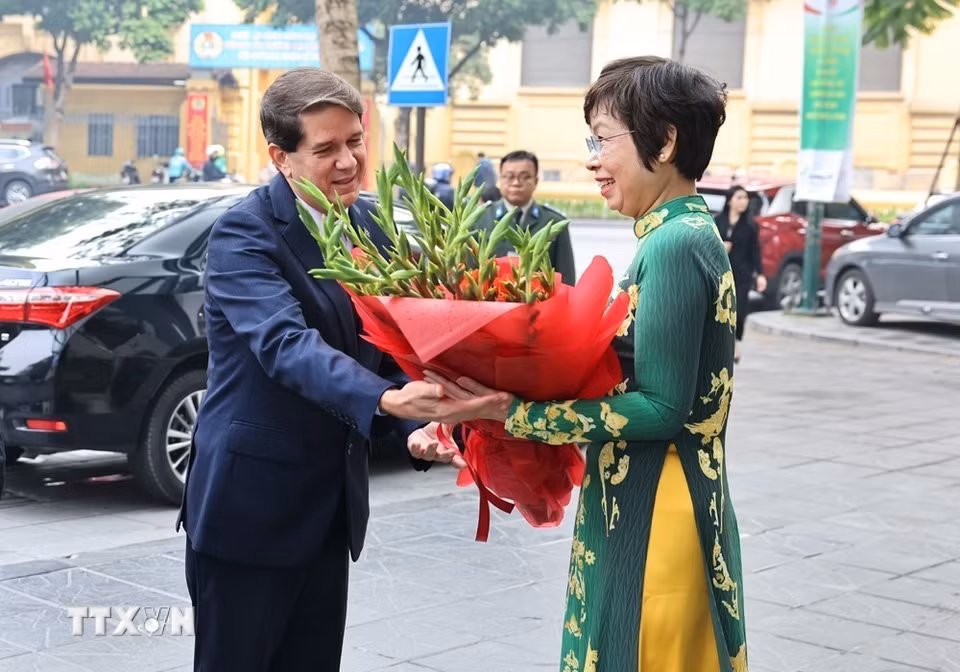 Tổng giám đốc TTXVN Vũ Việt Trang đón đồng chí Chủ tịch Jorge Leganõa Alonso. (Ảnh: Minh Đức/TTXVN)