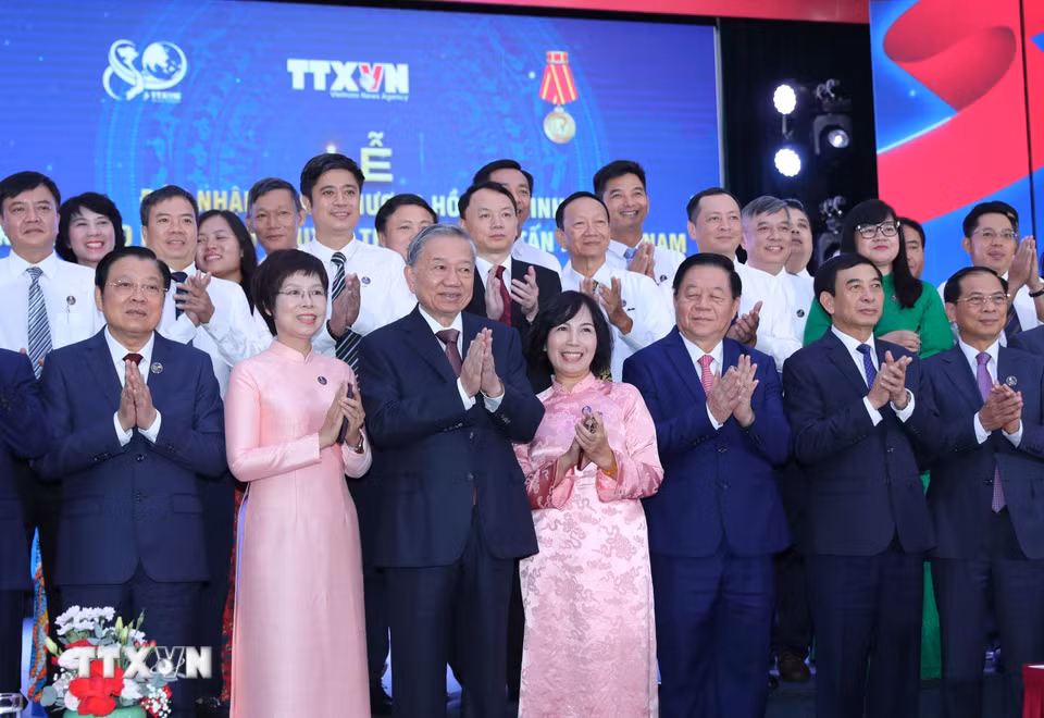 Tổng Bí thư Tô Lâm, các đồng chí lãnh đạo Đảng, Nhà nước với cán bộ, phóng viên TTXVN trong Lễ kỷ niệm. (Ảnh: Trọng Đức/TTXVN)