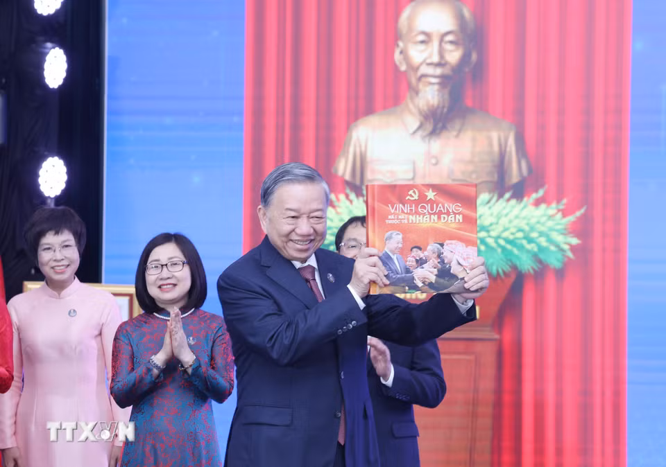 Tổng Bí thư Tô Lâm nhận sách ảnh "Vinh quang mãi mãi thuộc về Nhân dân" từ lãnh đạo Thông tấn xã Việt Nam. (Ảnh: Lâm Khánh/TTXVN)