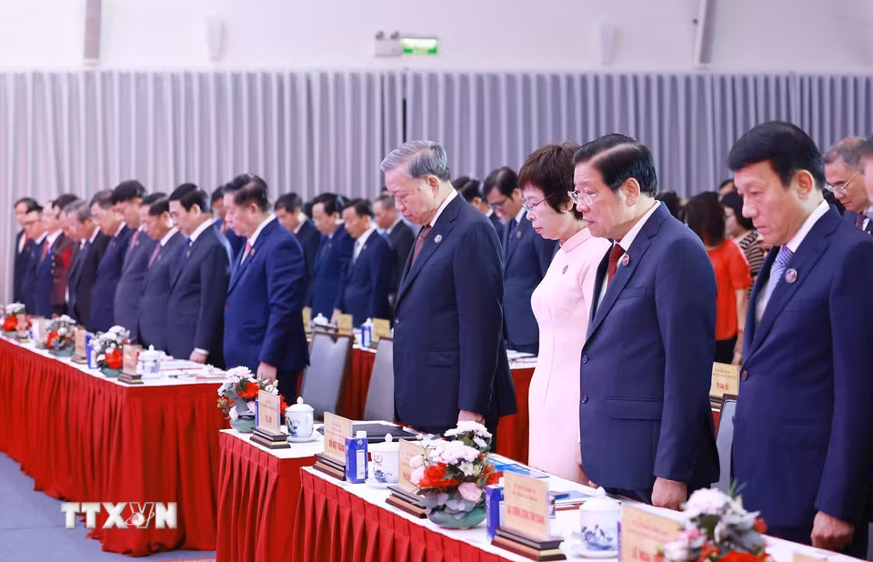 Tổng Bí thư Tô Lâm và các đại biểu mặc niệm các Nhà báo liệt sỹ TTXVN đã hy sinh trong các cuộc chiến tranh. (Ảnh: Dương Giang/TTXVN)
