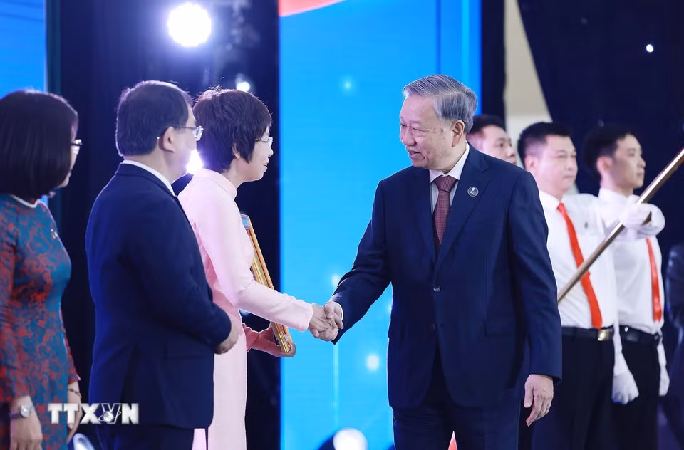 Tổng Bí thư Tô Lâm với Lãnh đạo Thông tấn xã Việt Nam. (Ảnh: TTXVN)