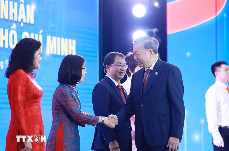 Tổng Bí thư Tô Lâm với Lãnh đạo Thông tấn xã Việt Nam. (Ảnh: TTXVN)