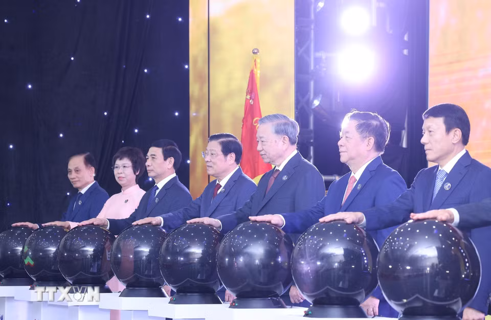 Tổng Bí thư Tô Lâm và các đồng chí lãnh đạo Đảng, Nhà nước thực hiện nghi thức khai trương trang thông tin Đại hội đại biểu toàn quốc lần thứ XIV của Đảng. (Ảnh: TTXVN)