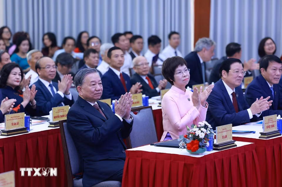 Tổng Bí thư Tô Lâm và các đồng chí lãnh đạo Đảng, Nhà nước dự Lễ đón nhận Huân chương Hồ Chí Minh và kỷ niệm 80 năm Ngày truyền thống Thông tấn xã Việt Nam (15/9/1945-15/9/2025). (Ảnh: Dương Giang/TTXVN)