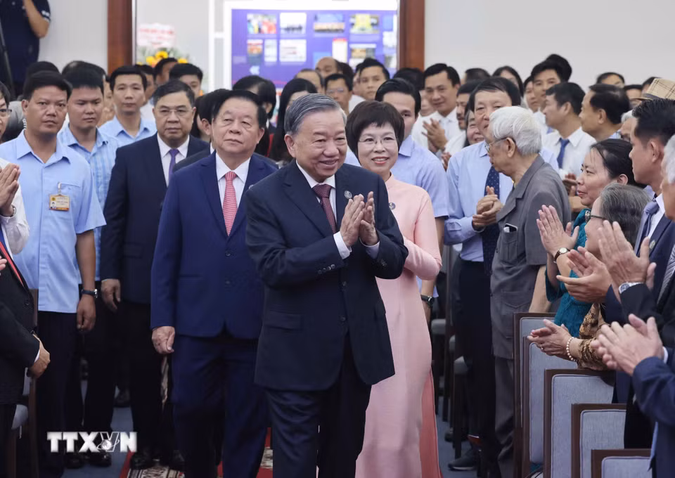 Tổng Bí thư Tô Lâm với các đại biểu dự Lễ đón nhận Huân chương Hồ Chí Minh và kỷ niệm 80 năm Ngày truyền thống Thông tấn xã Việt Nam (15/9/1945-15/9/2025). (Ảnh: Thống Nhất/TTXVN)